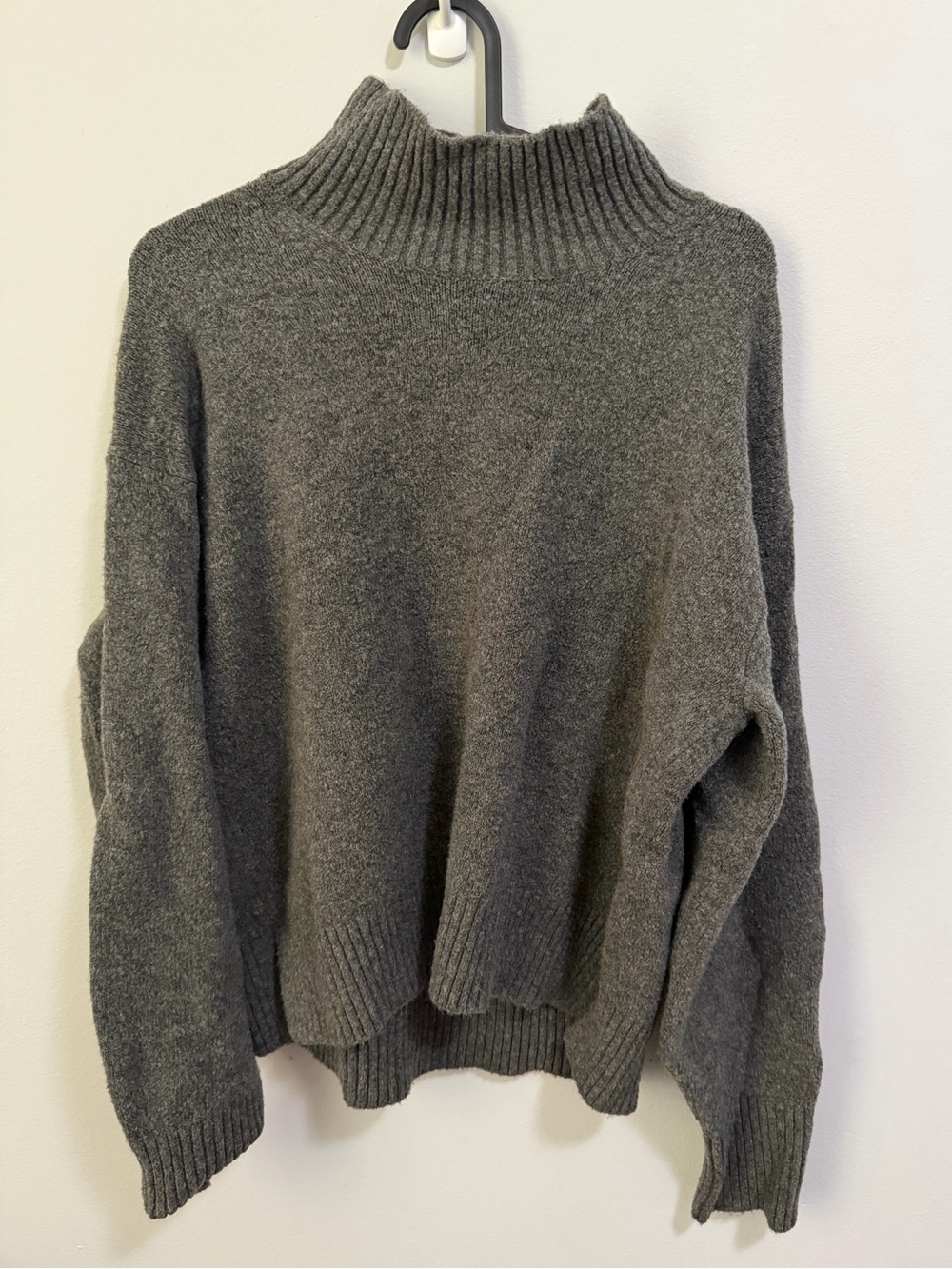 Uniqlo Grey Soufflé Yarn Turtleneck Sweater